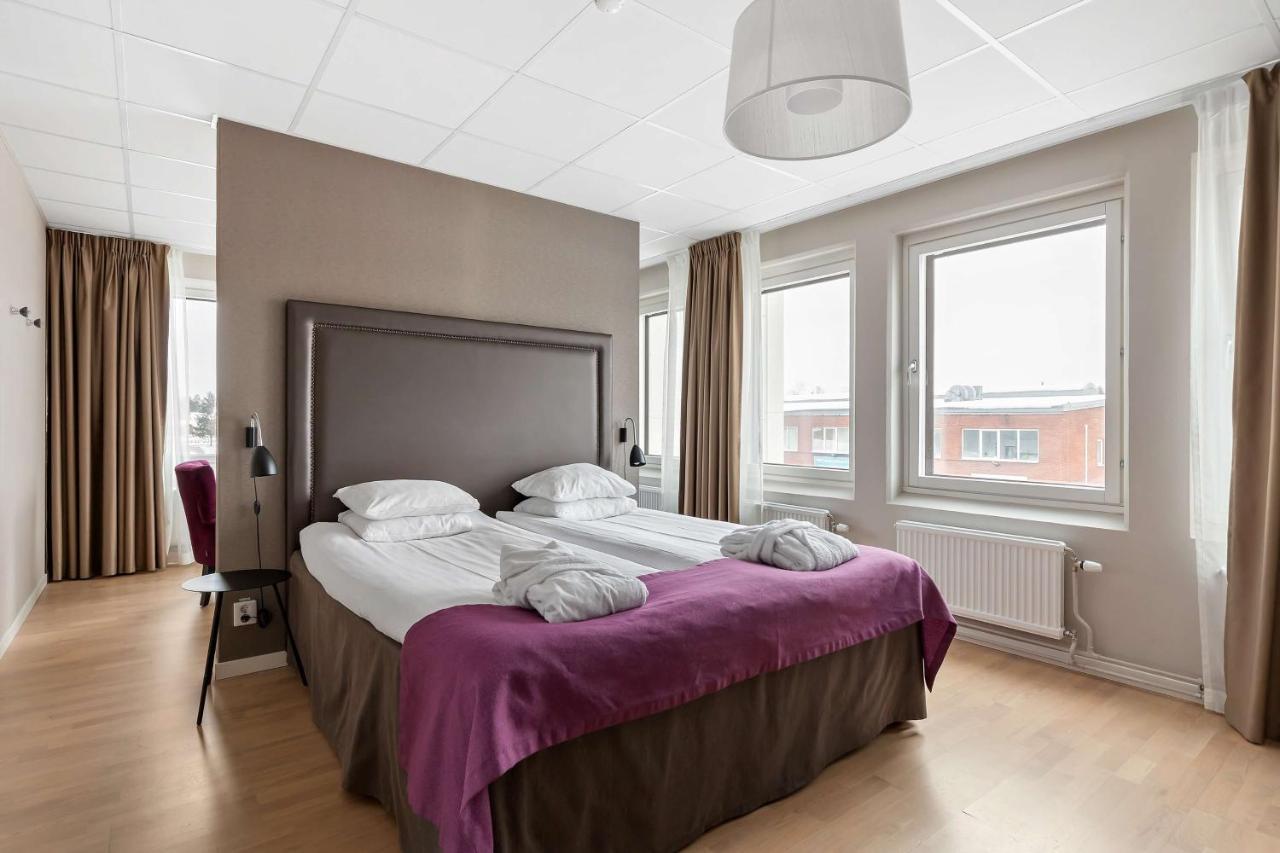 Western Park Airport 4*